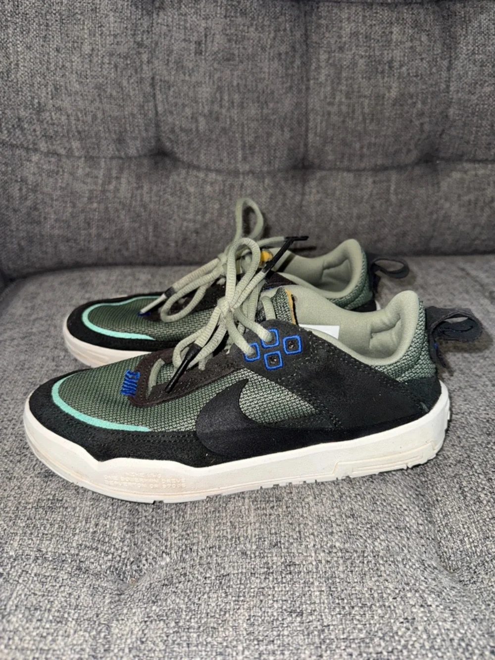 Nike SB Day One green and black colorway youth size 4